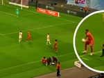 Pha giăng bẫy IQ 2000 khiến cầu thủ Bayern Munich phạm lỗi