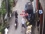 Chủ nhà đứng chống nạnh nhìn 'cô hồn sống' giật gà cúng