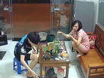 Mẹ chán chẳng buồn nói khi con trai lớn ngồi ăn làm đổ bát cơm