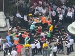 Bảo vệ dàn 2 lớp vẫn bất lực trước 'cô hồn sống' lao vào giật đồ cúng