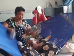 Cả nhà gõ vung nồi để ru em bé ngủ không giật mình