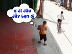 Bé trai trộm thùng xúc xích chạy thục mạng khi bạn bỏ rơi