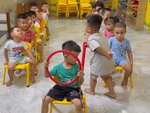 Cô giáo mầm non dạy trò nhường ghế khi đi xe buýt