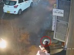 Cô gái nhắm mắt nhắm mũi chạy mưa đập mặt vào cửa cuốn