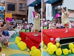 Bé gái đi catwalk siêu hài hước