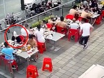 Chàng trai trổ tài tung bánh bay thẳng vào mặt khách