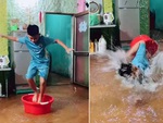 Cậu bé ngã sõng soài khi đu trend lướt sóng trong nhà ngập