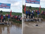 Bé gái thi bơi tốc độ 'ốc sên'