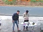 Mải trộm đồ cúng cô hồn, hai thanh niên bỏ quên xe đạp