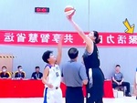 Nữ cầu thủ bóng rổ cao 2,26m khiến đối thủ thua trong bất lực