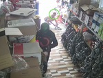 Chủ tiệm ngơ ngác nhìn thanh niên dùng 'túi thần kỳ' trộm đồ