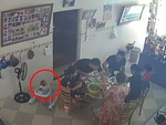 Bố ngã dập mông vì con đẩy ghế lúc nào không hay