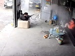 Nhân viên rửa xe gặp tai nạn nghề nghiệp làm khách hoảng hồn