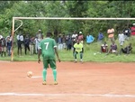 Cầu thủ nhún nhảy trêu ngươi thủ môn khi sút penalty