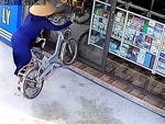 Người phụ nữ tông xe đạp điện vào cửa kính cường lực