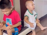 Hai anh em làm trò khi ngồi máy rung