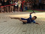 Bé trai quê một cục khi trượt chân ngã dập mông trên sân khấu