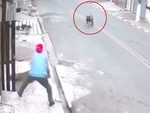 Video hài nhất tuần qua: Chàng trai nhanh trí nhốt chú chó vào nhà khi pitbull rượt