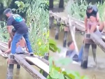 Chàng trai bị nghiệp quật vì cố khiêng bạn ném xuống mương