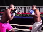 Võ sĩ quyền anh ngơ ngác vì đối thủ bị knock-out dù chưa trúng đòn
