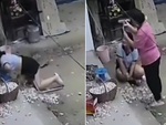 Con gái ngã dập mông nhưng mẹ chỉ quan tâm đến cây chổi gãy