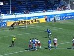 Cầu thủ 'đứng đơ như tượng' khi sút penalty