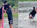 Hai chàng trai đánh vật trên hồ nước khi chơi flyboard