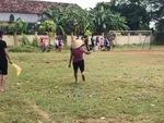 Cụ bà chạy vào sân cổ vũ các cháu đá bóng