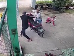 Tên trộm xe máy bỏ chạy trối chết vì bị chủ nhà bắt quả tang