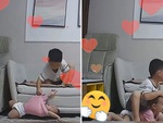 Bé trai phản xạ xuất thần giúp em thoát cú ngã đau