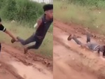 Chàng trai ngã sấp mặt vào vũng nước vì bị bạn chơi khăm