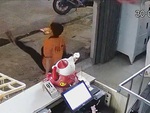 Chàng nhân viên ngã dập mông 'ngồi suy nghĩ ngẫm cuộc đời'