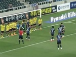 Cả đội dàn hàng ngang kín hết cầu môn để chặn cú đá phạt gián tiếp