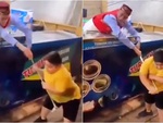 Người bán kem Thổ Nhĩ Kỳ bị cậu bé bắt thóp