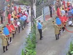 Chàng trai bê tráp làm đổ lẵng hoa quả