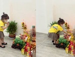 Bé gái chắp tay vái ông Địa lia lịa để xin quả táo