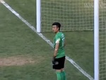 Thủ môn Trung Quốc ngơ ngác vì mải uống nước nên để thủng lưới