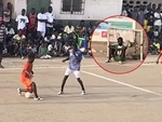 Thủ môn ngồi buồn chán khi thấy đối thủ làm màu