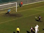 Cầu thủ sút penalty rách lưới không được trọng tài công nhận bàn thắng
