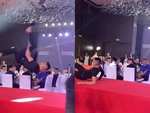 Chàng trai quê một cục khi lên sân khấu lộn santo bị 'vồ ếch'