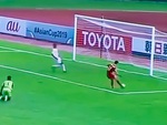 Cầu thủ đối diện khung thành trống vẫn sút không vào