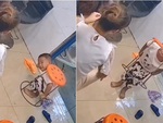 Bé trai mếu máo vì mắc kẹt trong ghế đẩu