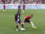Cầu thủ bị Messi lừa ngã sấp ngửa