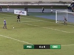 Cầu thủ chạy đà kiểu đi bộ lững thững sút hỏng penalty