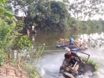 Pha lùi công nông đi xuống lòng ao