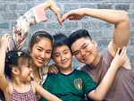 Ảnh vui sao Việt 8-8: Con trai Lê Phương làm món ngon mừng ngày cưới bố mẹ