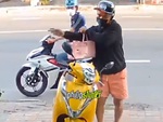 Chàng trai mặc quần hồng khiến gia chủ giật mình tưởng trộm xe máy