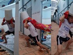 Hai chàng trai lầy lội lấy chăn, xô tập múa lân rước đèn Trung thu