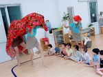 Cô giáo mầm non lấy chăn đội đầu múa lân mua vui cho trò