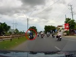 Xe máy tạt đầu ô tô chọn cho mình lối đi riêng